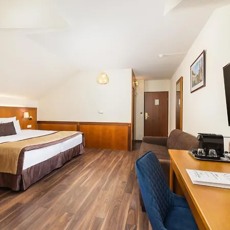 Отель Carlton Buda Castle 4*