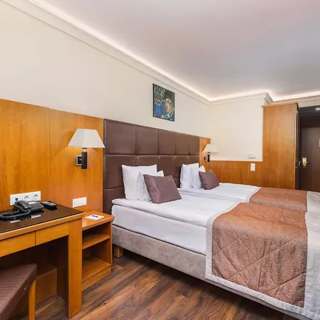 Szálloda Exe Carlton 4*