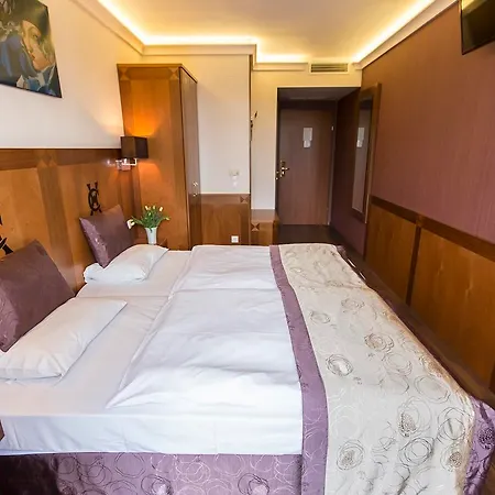 Carlton Buda Castle Hotell 4*